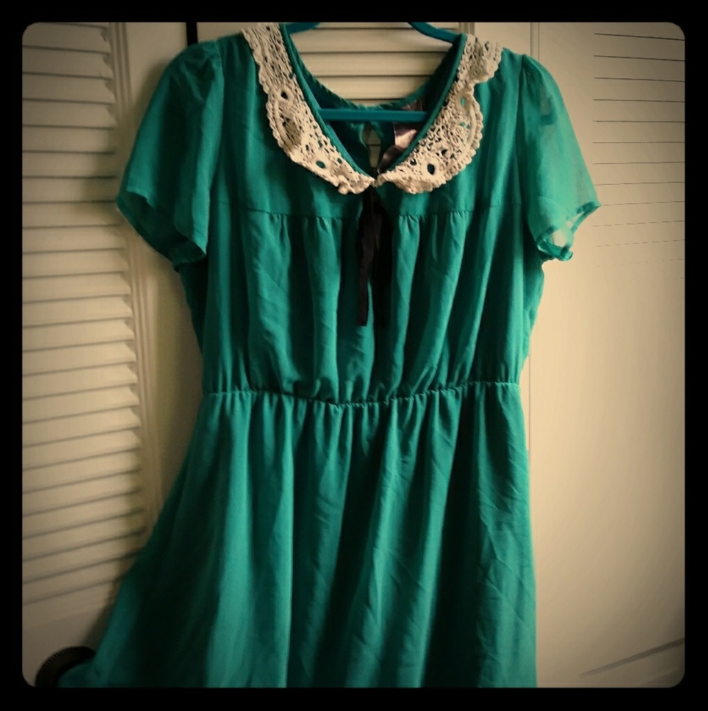 Adorable green dress with eylet Peter Pan collar